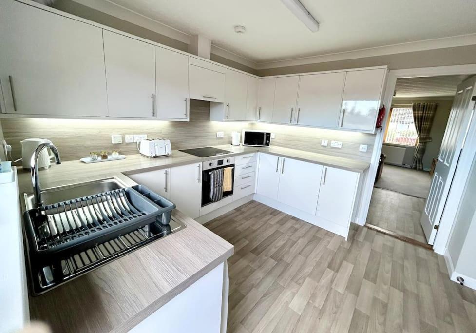 Cosy At Camden, Entire Bungalow Evanton Экстерьер фото